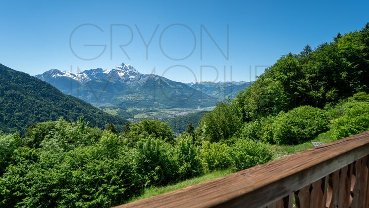 Bergpanorama mit bewaldeten Hängen