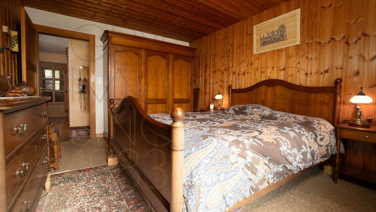 Gemütliches Schlafzimmer mit viel Holz