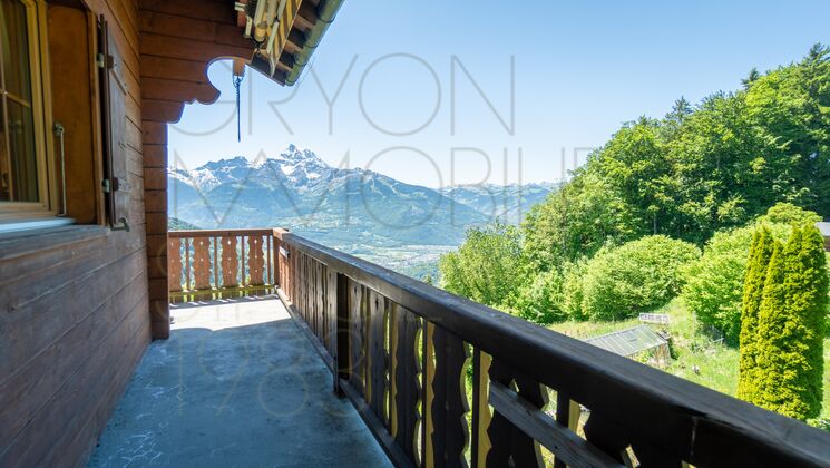 Holzbalkon mit Bergpanorama