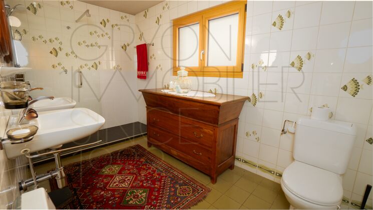 Badezimmer mit Fenster und Einzelwaschbecken