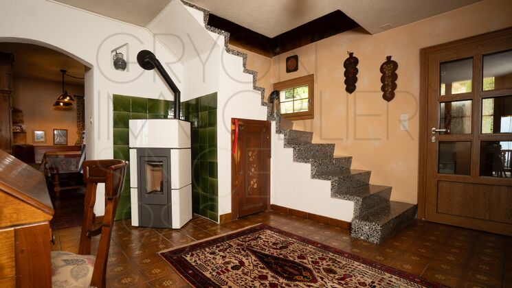 Flur mit Treppe und Holzofen