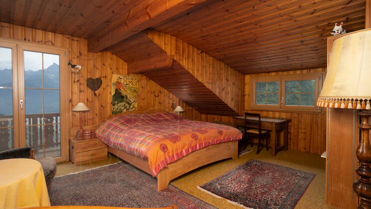 Gemütliches Holzschlafzimmer mit Bergblick