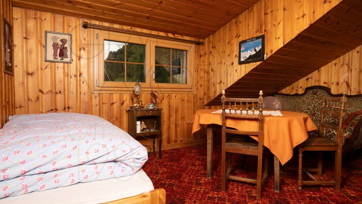 Gemütliches Dachzimmer mit Holzverkleidung