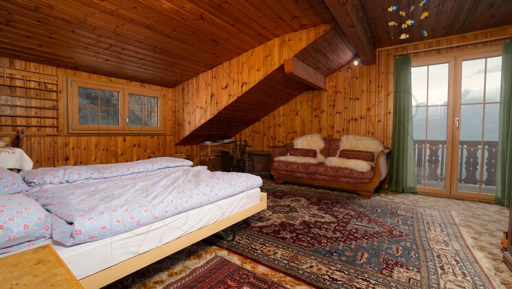 Rustikales Schlafzimmer mit Holzverkleidung