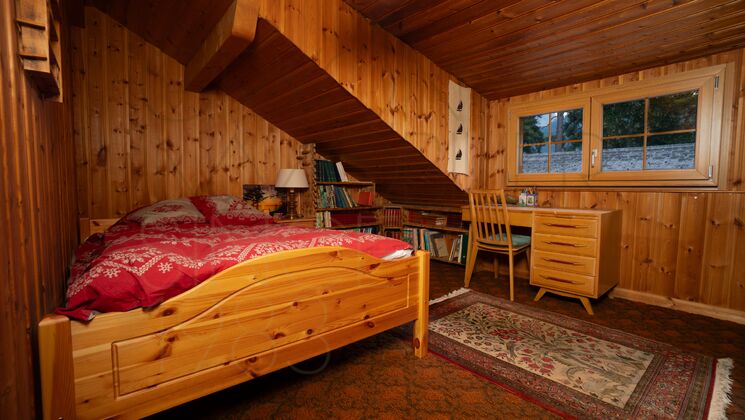 Rustikales Dachgeschoss-Schlafzimmer