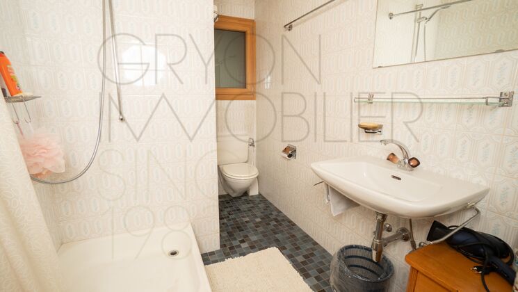 Kleines Bad mit Wanne, Dusche und WC