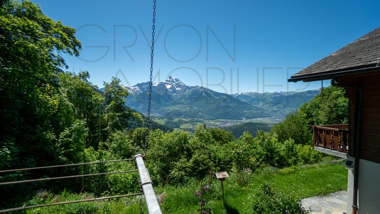 Berghaus mit Alpenblick