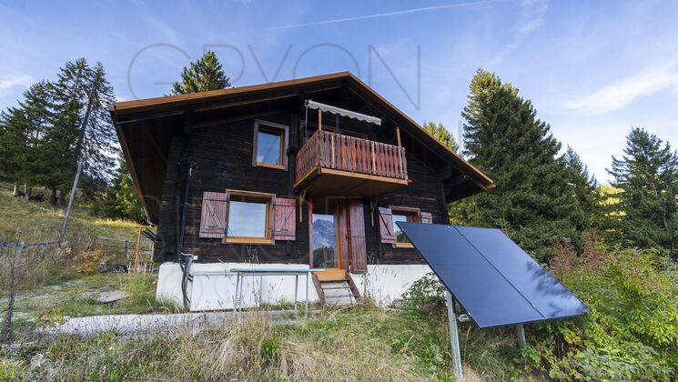Berghütte mit Balkon und Solarpanel