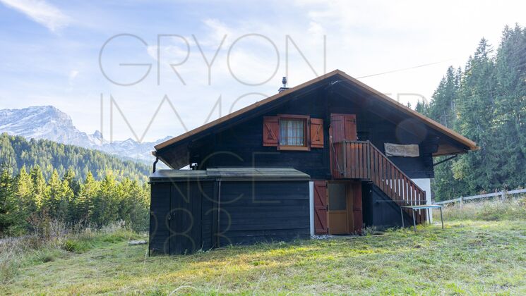 Berghütte mit Holzfassade und Außentreppe