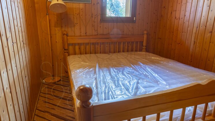 Holzvertäfeltes Schlafzimmer mit Doppelbett