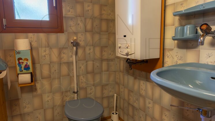 Kleines WC mit blauem Waschbecken