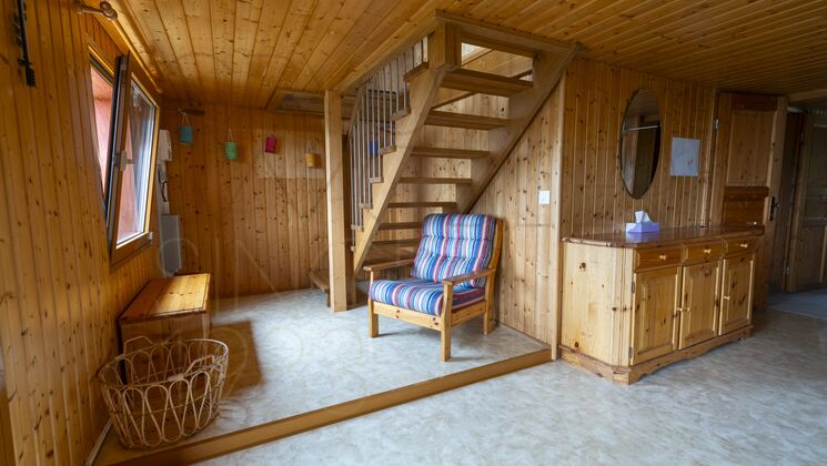 Holzvertäfelter Wohnbereich mit Treppe