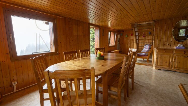 Holzverkleideter Essbereich mit großem Tisch