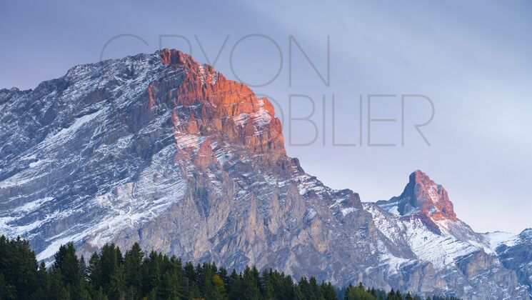 Berglandschaft mit Gipfel im Abendlicht