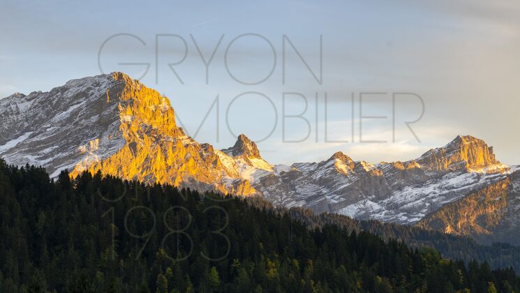 Bergpanorama mit Sonnenaufgang