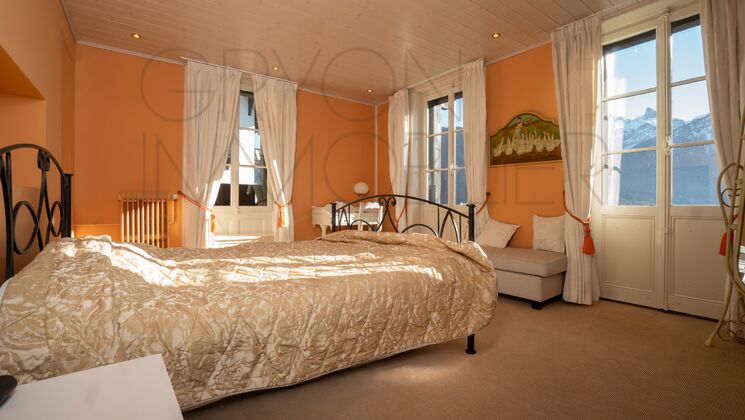 Gemütliches Schlafzimmer mit Bergblick