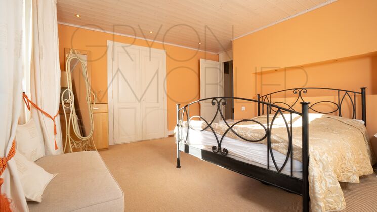 Schlafzimmer mit orangefarbenen Wänden