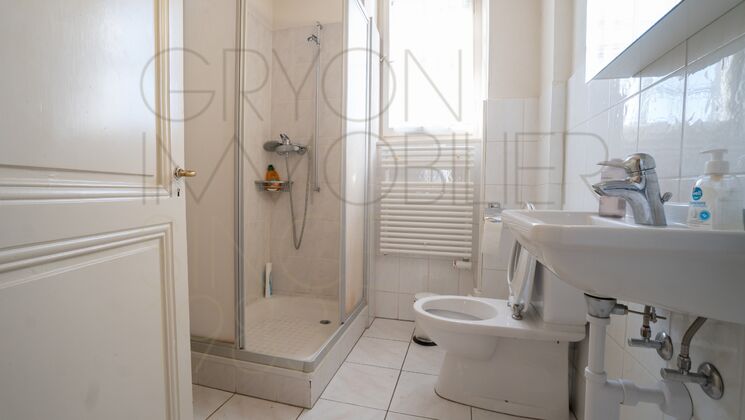 Kleines weißes Badezimmer mit Dusche und WC
