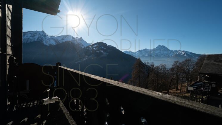 Balkon mit Bergpanorama
