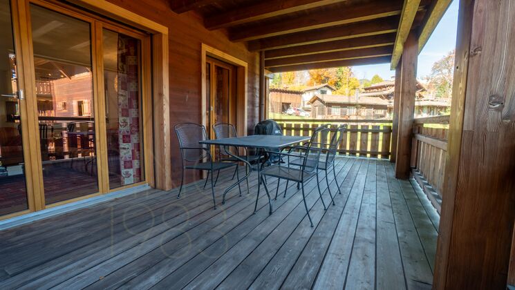 Überdachte Holzterrasse mit Sitzgruppe
