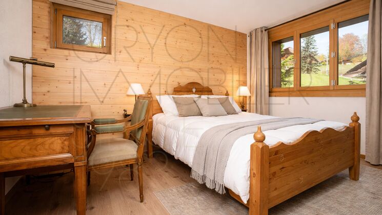 Gemütliches Schlafzimmer mit Holzverkleidung