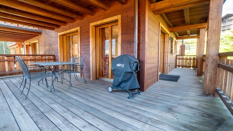 Überdachte Holzterrasse mit Sitzgruppe