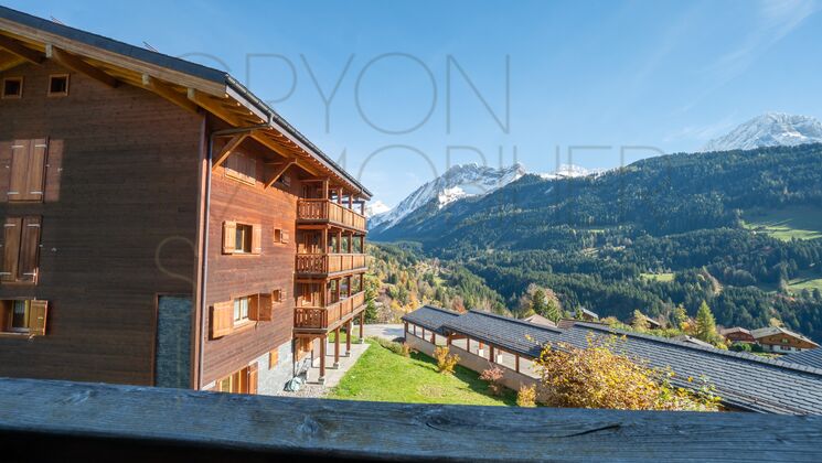 Bergchalet mit Alpenblick