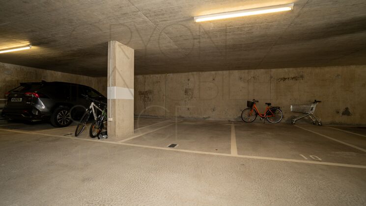Tiefgarage mit Fahrzeugen und Fahrrädern