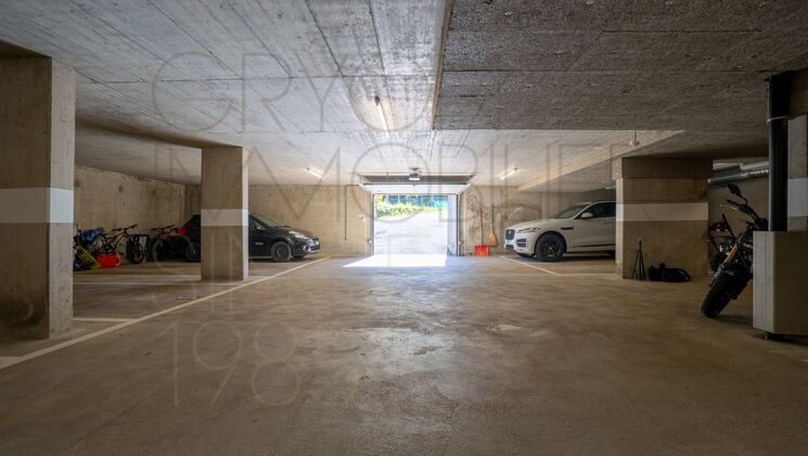 Tiefgarage mit abgestellten Fahrzeugen