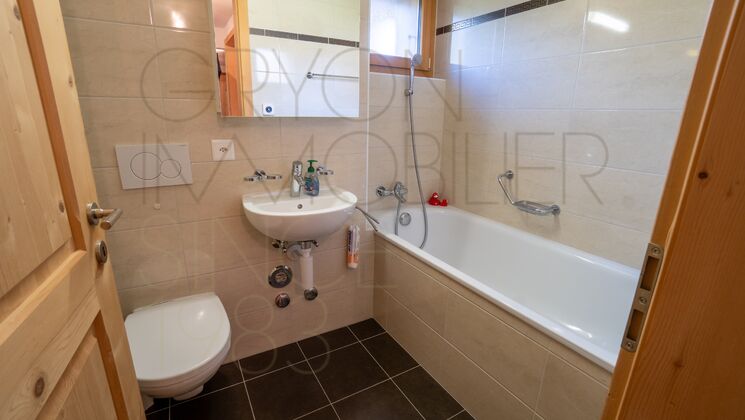 Kleines Badezimmer mit Wanne und WC