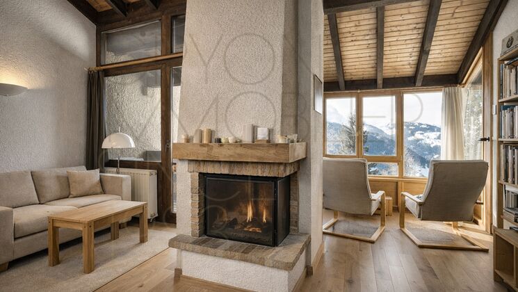 Wohnzimmer mit Kamin und Bergblick