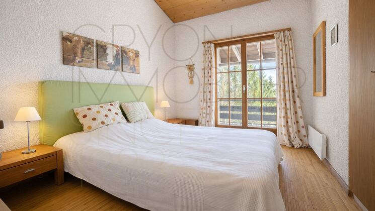 Helles Schlafzimmer mit Balkonblick