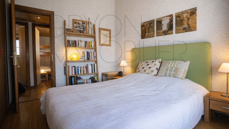 Schlafzimmer mit Doppelbett und Regalen