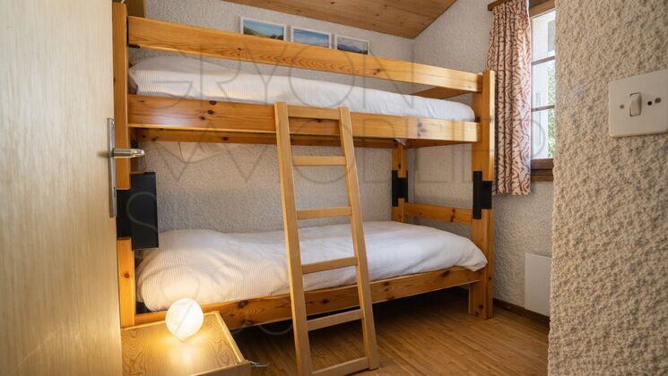 Etagenbett im kleinen Schlafzimmer