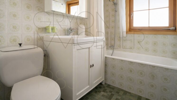Kleines Badezimmer mit Wanne, Waschtisch und WC