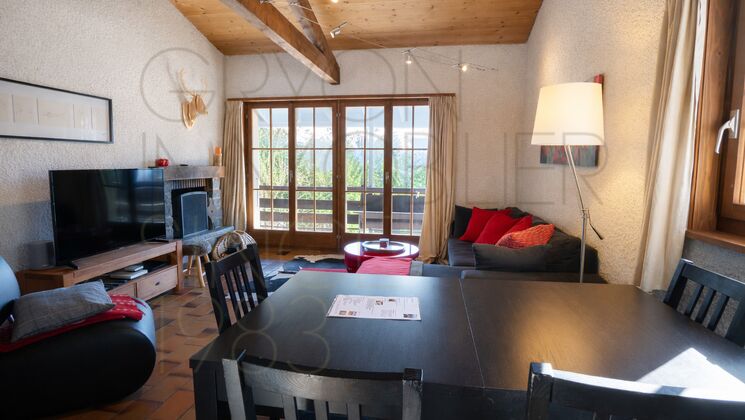 Wohnzimmer mit Balkonblick