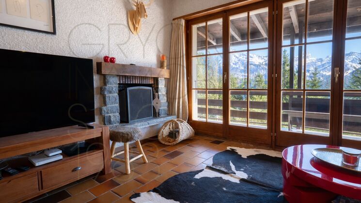Wohnzimmer mit Bergblick und Kamin
