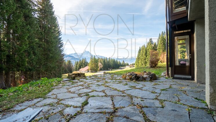 Terrasse mit Natursteinplatten und Bergblick