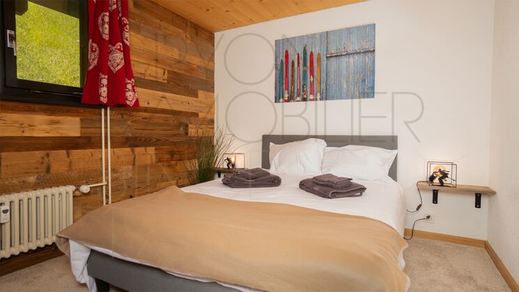 Gemütliches Schlafzimmer mit Holz-Akzentwand