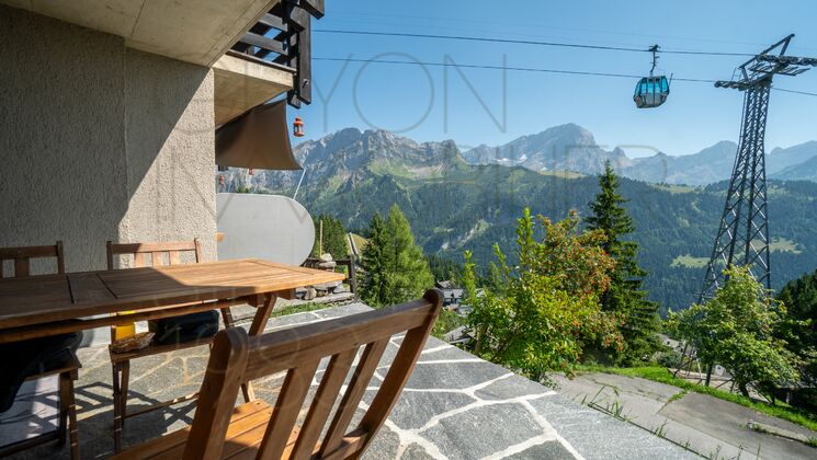 Balkonterrasse mit Alpenblick