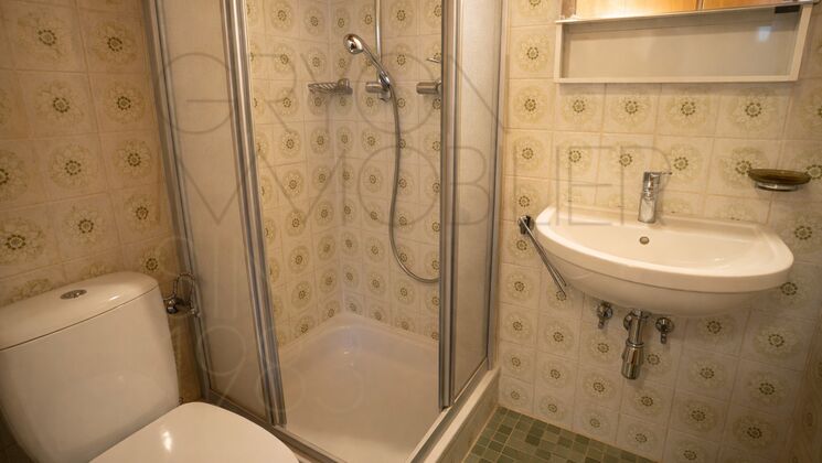 Kompaktes Badezimmer mit Dusche, WC und Waschbecken