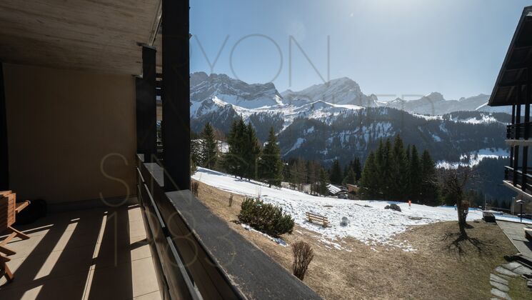 Balkon mit Bergpanorama