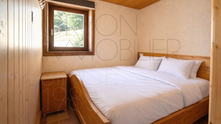 Kleines Holzschlafzimmer mit Doppelbett