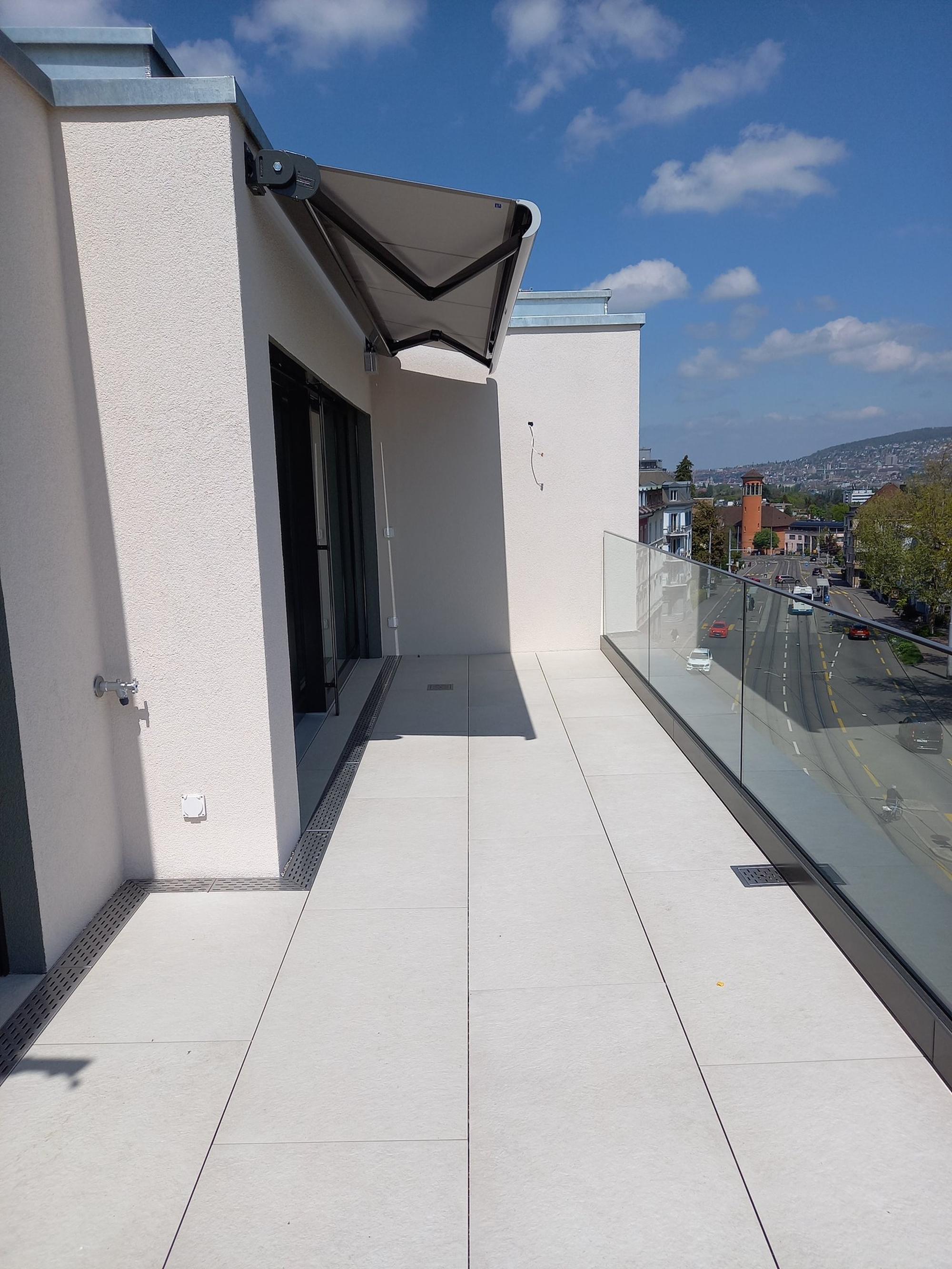 Moderne Dachterrasse mit Stadtblick