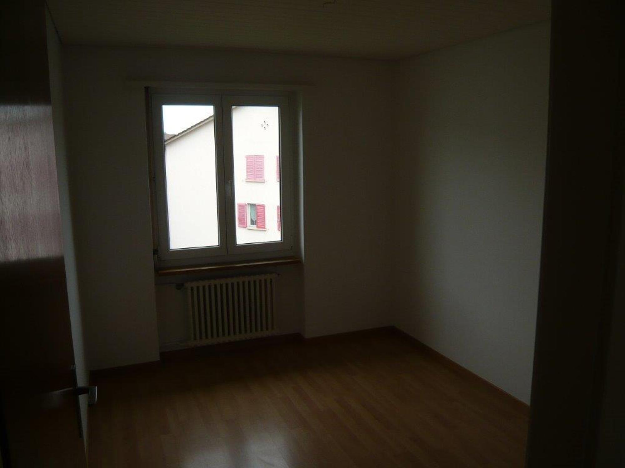 Leeres Zimmer mit Fenster und Heizkörper