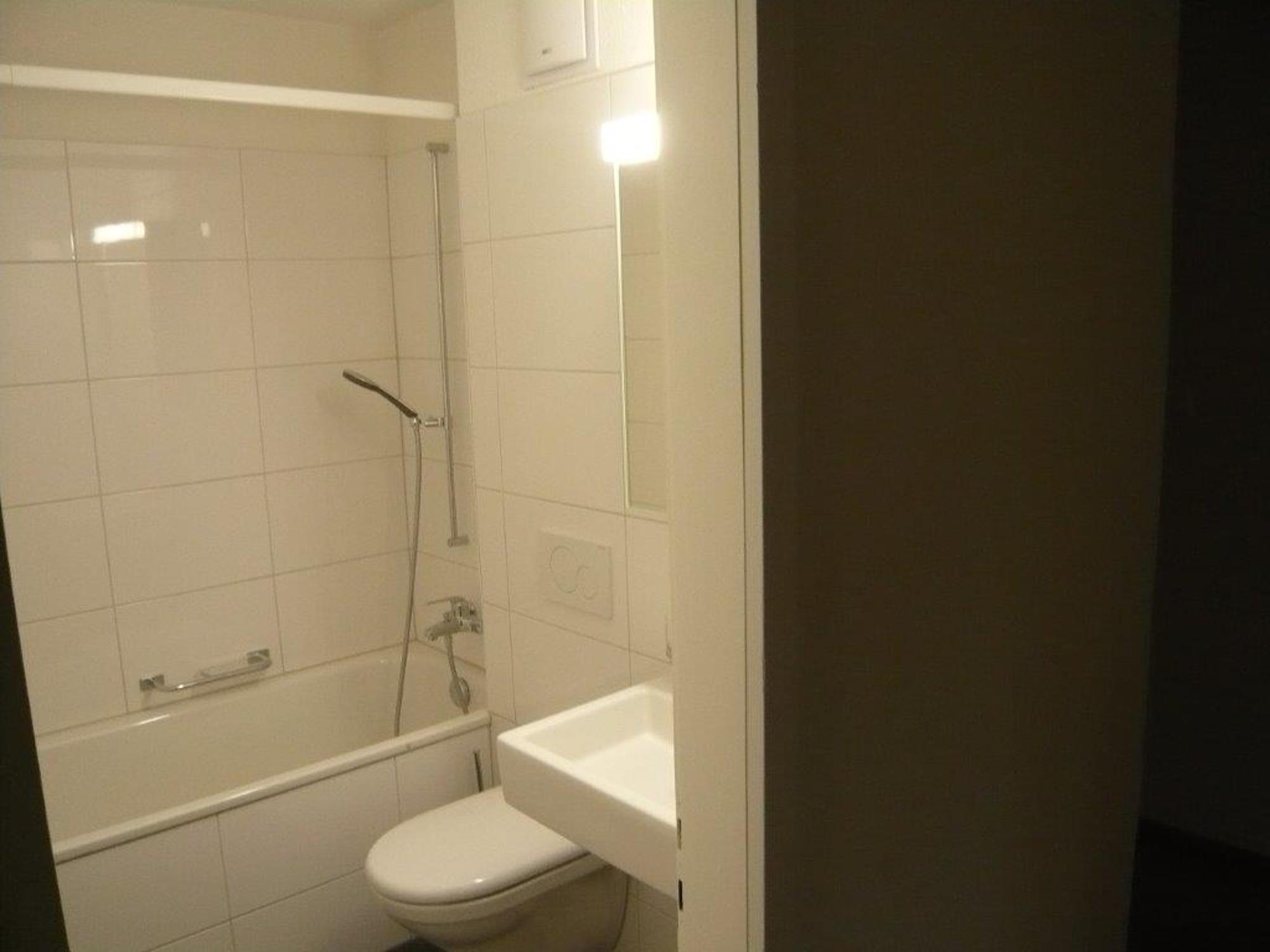 Kleines Badezimmer mit Wanne und WC