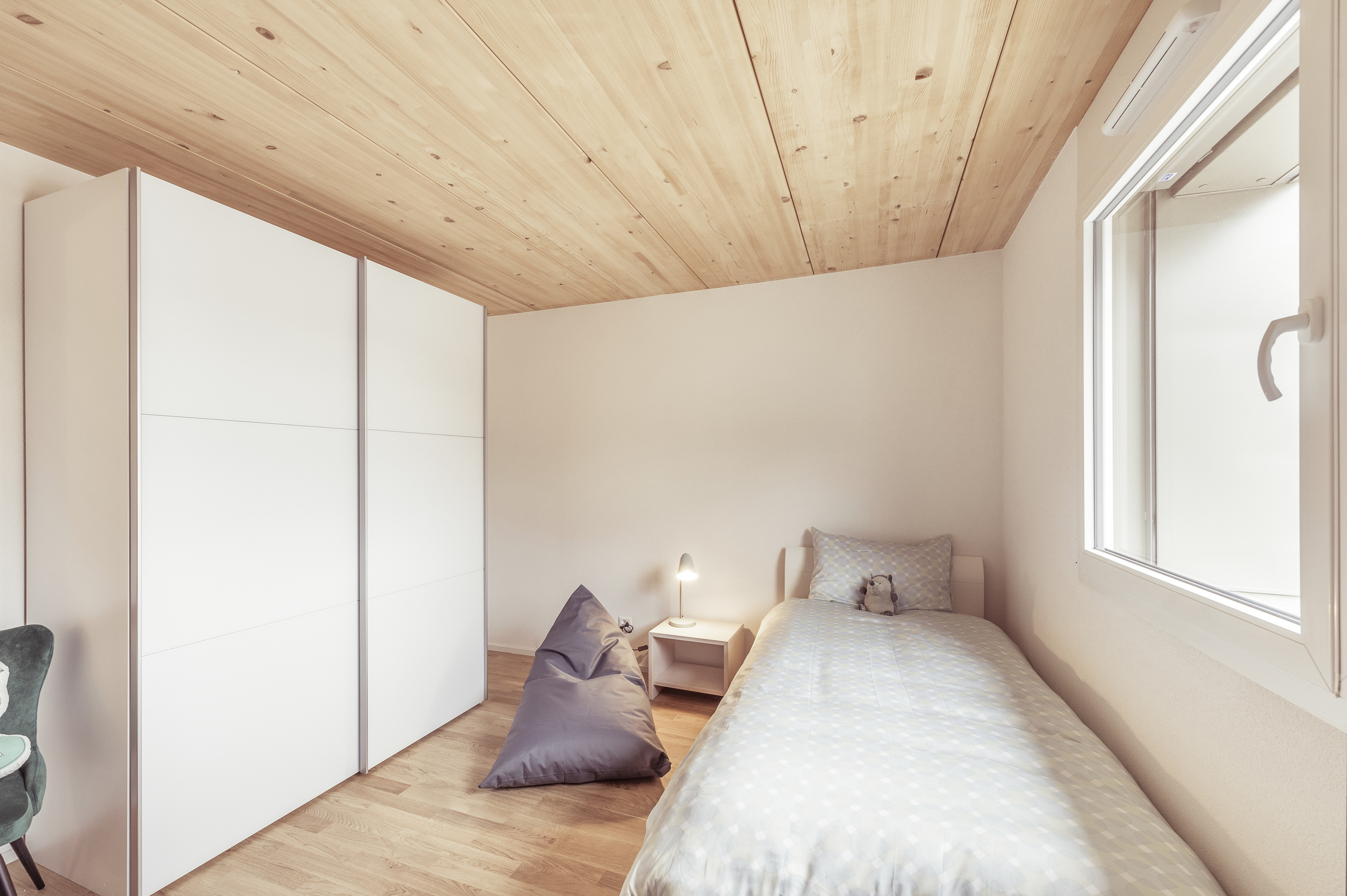 Kleines Schlafzimmer unter Dachschräge