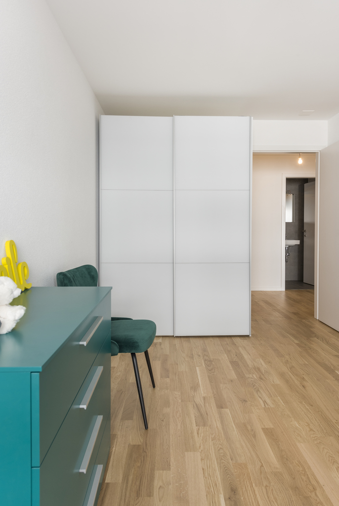 Modernes Schlafzimmer mit Kleiderschrank und Kommode