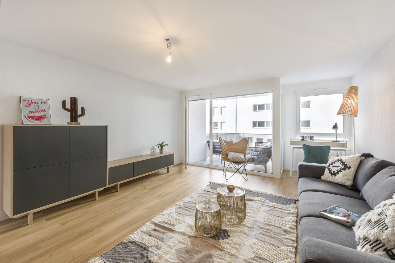 Helles Wohnzimmer mit Balkon