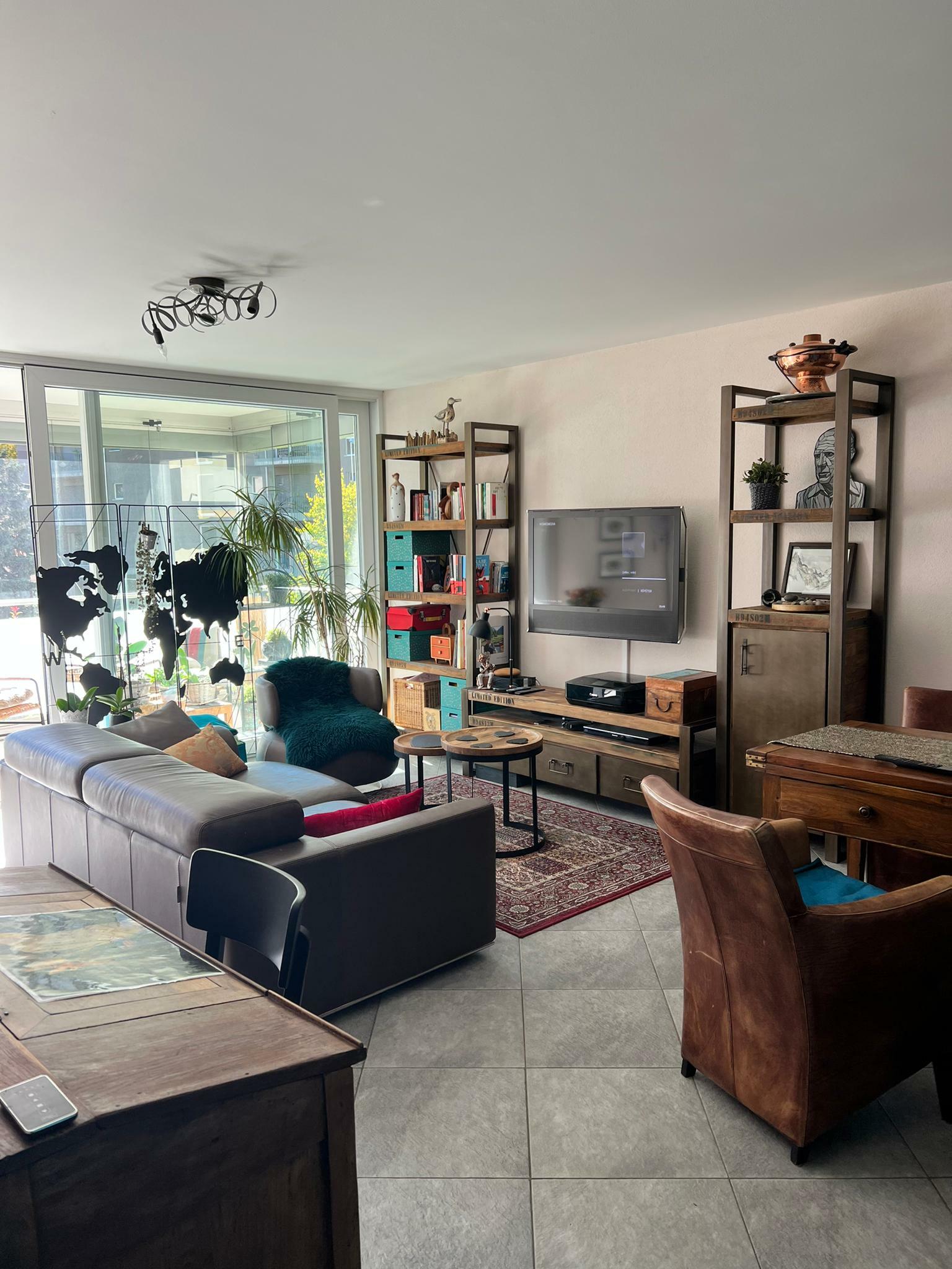 Wohnzimmer mit Balkonblick